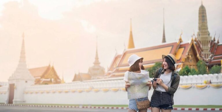 Visados y visas de turismo, nomades y residencia en Tailandia. Jovenes tomando fotografia en El Gran Palacio Real de Bangkok.